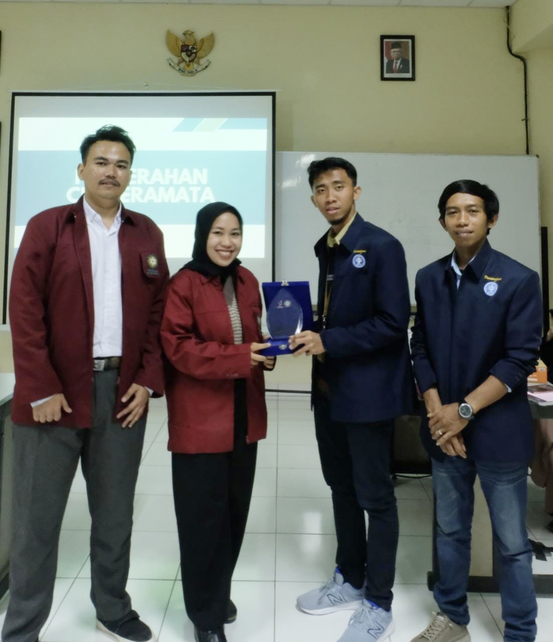 Penyerahan Cendramata dari FW IPB ke Formaca UIN SGD Bandung
