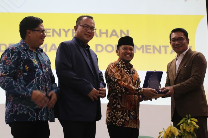 Ketua Umum Forum Mahasiswa Pascasarjana IPB Verry Surya Hendrawan, bersama Rektor IPB Prof. Arif Satria dan Dekan Sekolah Pascasarjana IPB Prof. Dodik Ridho Nurrochmat, menyerahkan cenderamata kepada Gubernur Jawa Barat Ridwan Kamil
