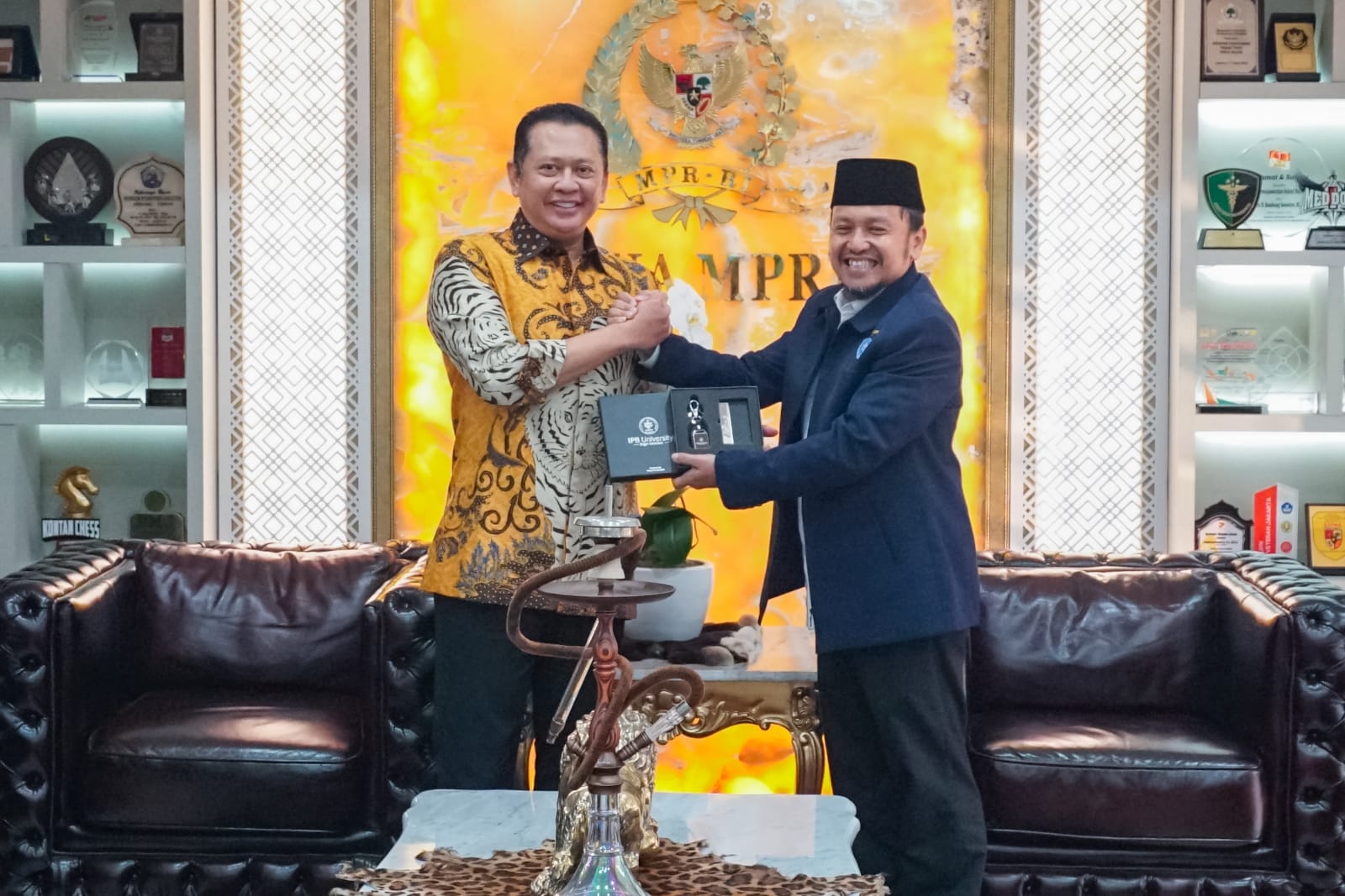 Penyerahan cenderamata dari Ketum FW IPB Verry Surya Hendrawan kepada Ketua MPR RI Bambang Soesatyo