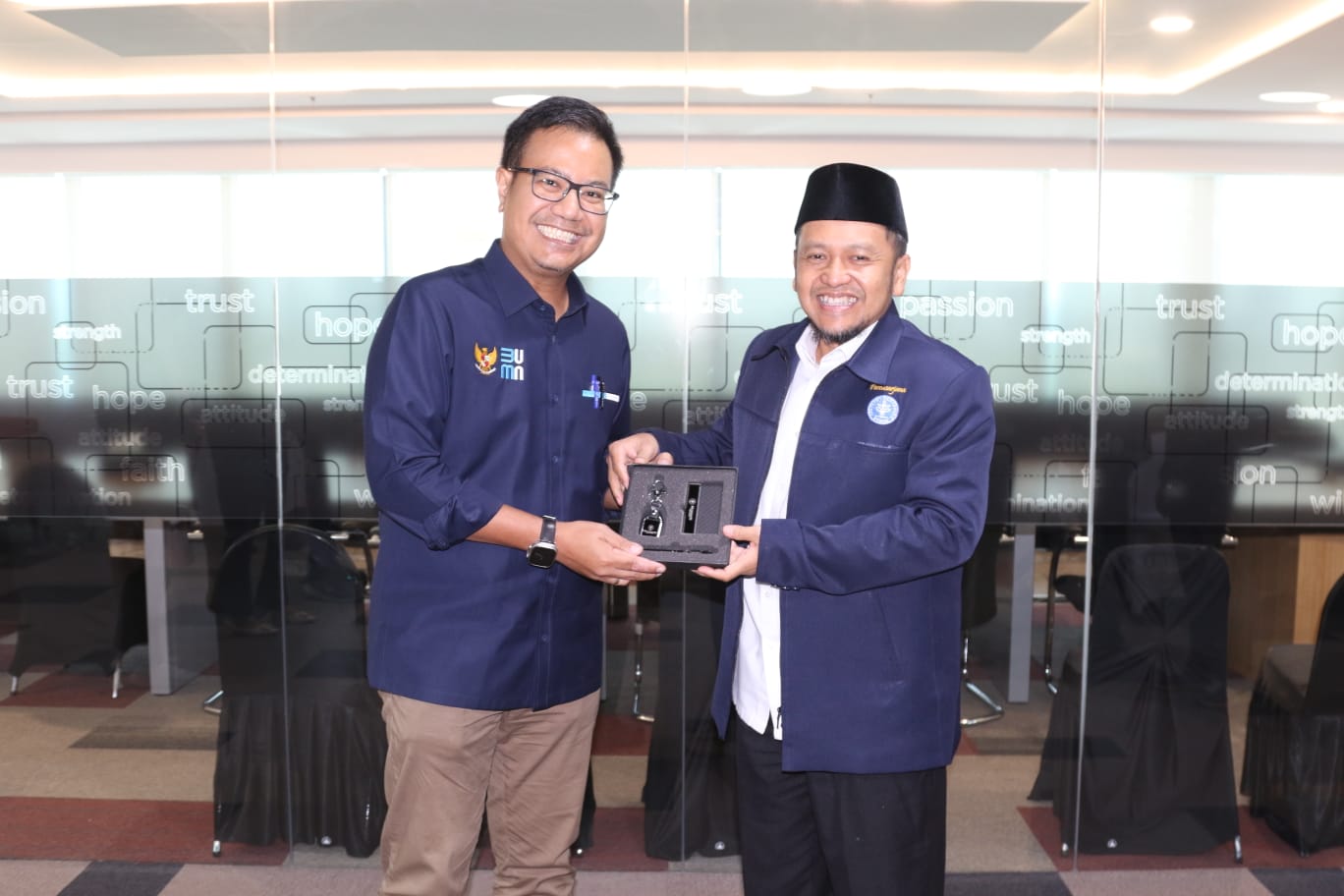 Sekretaris Kementerian BUMN Rabin Indrajad Hattari dan Ketum FW IPB Verry Surya Hendrawan