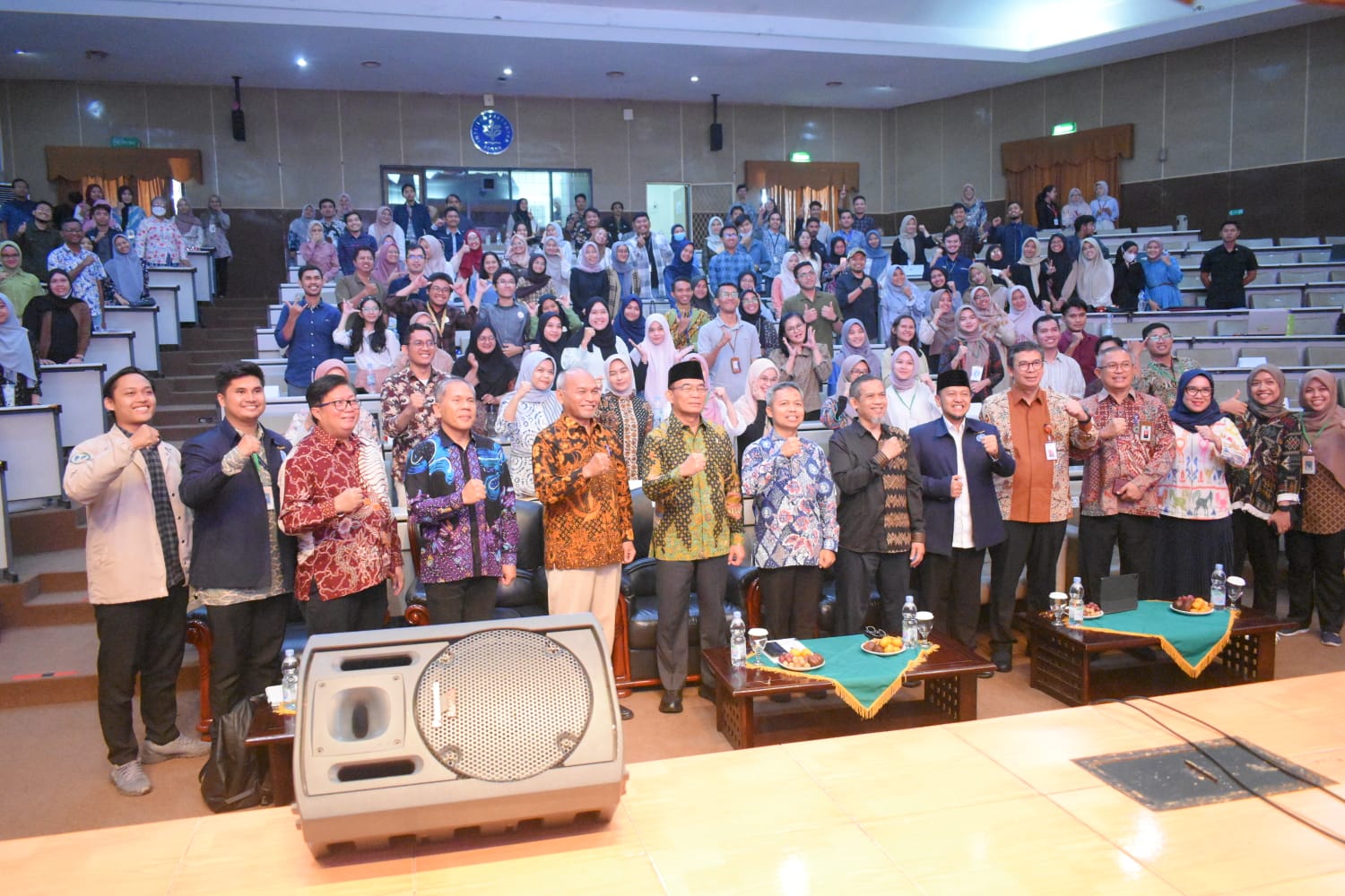 Foto bersama Pemateri, Peserta, dan Panitia Sarasehan Nasional 2023, serta Wakil Rektor dan Dekan Sps IPB University