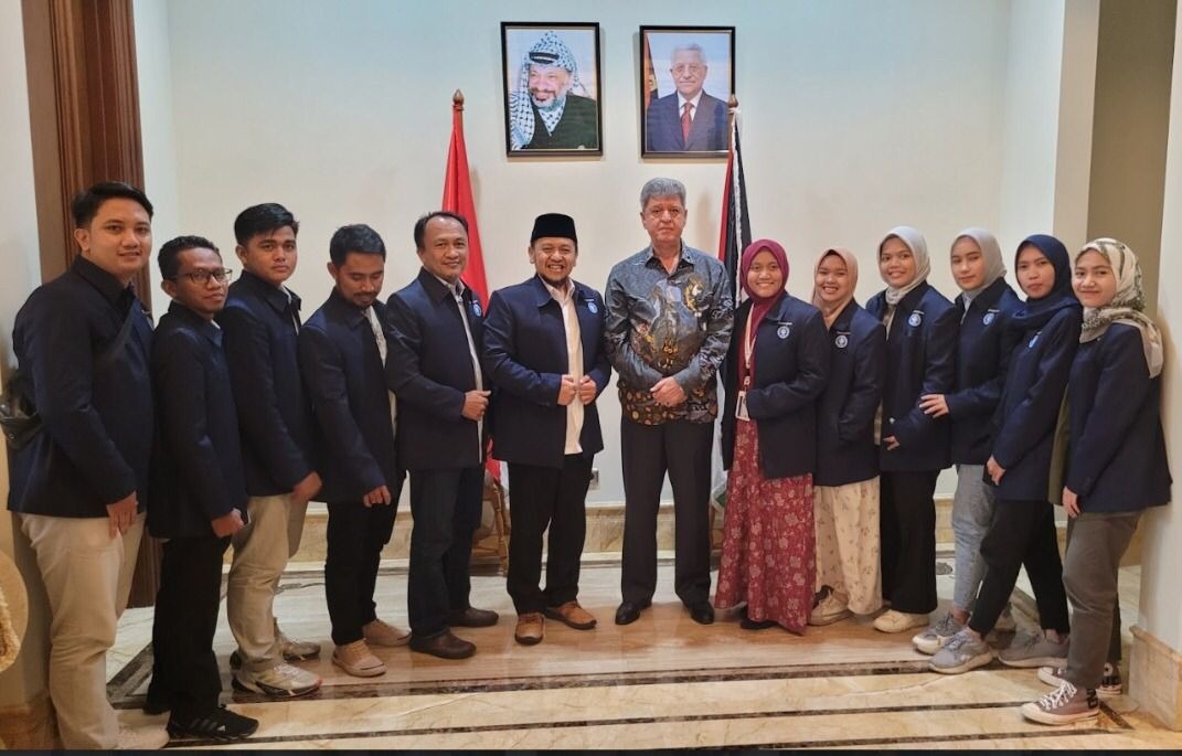 Dubes Palestina Zuhair Al-Shaun dan Ketum FW Verry Surya Hendrawan beserta tim