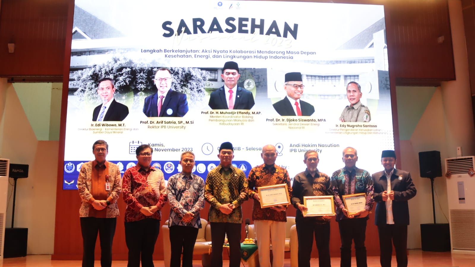 Pemateri Sarasehan Nasional bersama Wakil Rektor Bidang Pendidikan dan Kemahasiswaan Prof. Deni Noviana, Dekan Sekolah Pascasarjana Prof. Dodik Ridho Nurrochmat, serta Ketua Umum FW IPB University Verry Surya Hendrawan, ST, MM