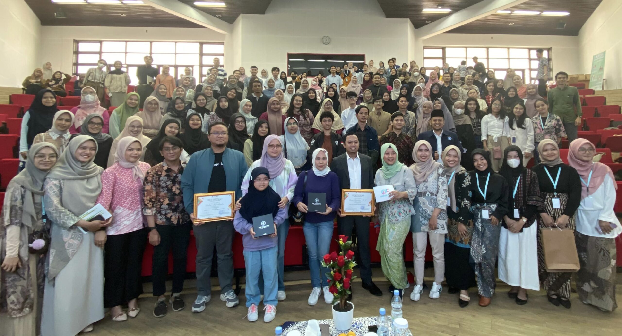 Foto bersama Narasumber Deni Saputra dari Pertamina Patra Niaga dan Didin Miftahudin dari Telkomsel, serta Peserta dan Panitia Career Fair FW IPB University 2023
