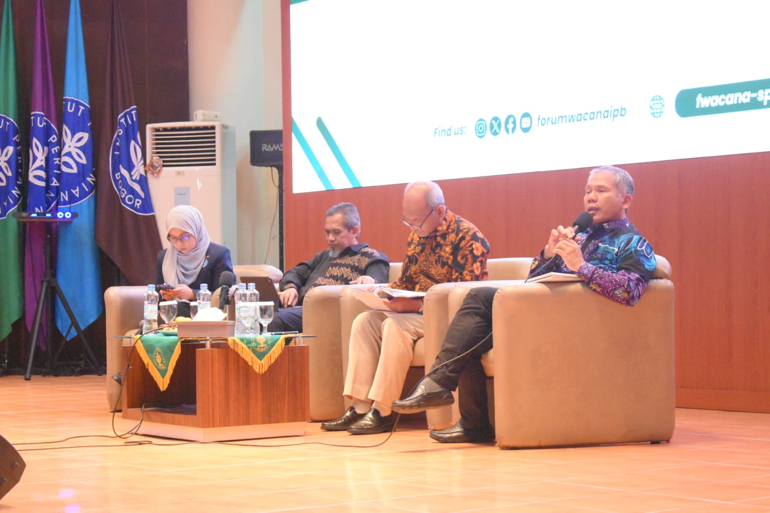 Direktur Pengendalian Kerusakan Lahan KLHK RI Ir. Edy Nugroho saat Menyampaikan Materi dalam Sarasehan Nasional 2023